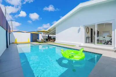 New Modern 3br 3ba ~Private Pool ~CentrallyLocated