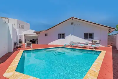 3br 3ba Pool *DownTown * Short Walk to Beach*