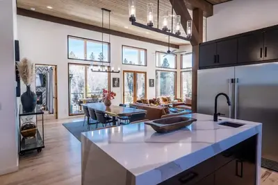 New! Mountain Modern Retreat w/Jacuzzi