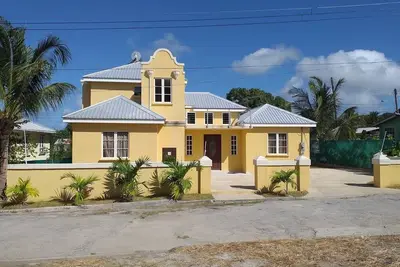 Image de A modern and spacious house, steps to the beach with a private pool! !