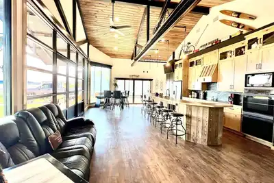 Image de 2 bed, 2 bath barndominium with pickle ball court, patio, & dock