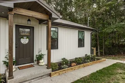 Image de 🤠Nash-Burg Cottage Close to Nashville, Feels and Looks like Gatlinburg- Fire Pit