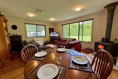 Image de Escape to the country - centrally located with Cathedral views