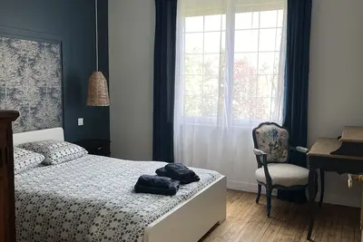Image de Maison dans un jardin paysager calme et ressourçant.
