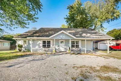 Image de Pet-friendly Lake Bungalow - 3 blocks to Beaver Lake