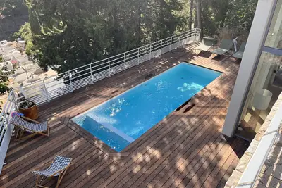 Image de Ville de charme avec piscine et vue panoramique mer montage
