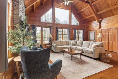 Image de Log Cabin, 27 Acre Modern Mountain Escape, Pool, Hot Tub and Fireplace