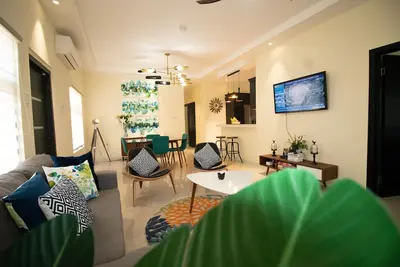 Image de Family friendly, contemporary home w/rooftop terrace - 5 min from the beach