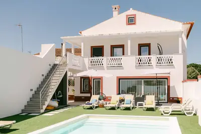 Image de Renovated House in Gavião With Gorgeous Simplicity