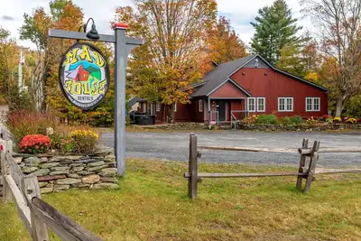 Image de Charming Vermont Farmhouse Retreat: Three Unique Units Combined