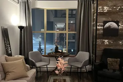 Image de Ski-In Ski-Out Loft at the base of Apex Mountain in the heart of the Village.