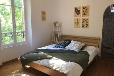 Image de Grande Maison Traditionnelle Proche de la Forêt