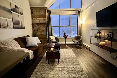 Image de Ski-In Ski-Out Loft at the base of Apex Mountain in the heart of the Village.