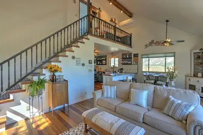 Image de Cozy Hillside Home w/ Rifle Gap & Mtn Views, Hot Tub, Decks, Grill, Near Golfing