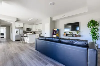 Image de New King bed Apt w/fast Wi-Fi, centrally located!