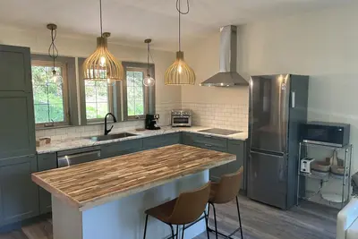 Sweet Saltspring Cottage on 13 acres close to Cusheon Lake