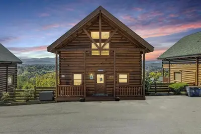 Image de Well Equipped Cabin in the Smoky's. Incredible Views. 10 min to attractions!