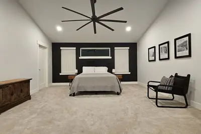 Image de 5 bed 2. 5 bath w/ detached game room. Open concept, spacious for large groups.