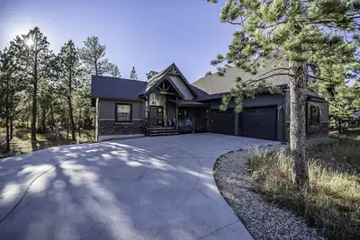 Image de 6 King Bedrooms, swim spa hot tub, paved roads, close to trails