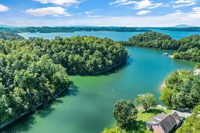 Image de Relax with family and friends at this beautiful house on Douglas Lake.