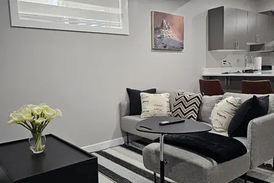 Image de Cozy Suite: Private and peaceful 2 bedroom basement suite with keyless entry