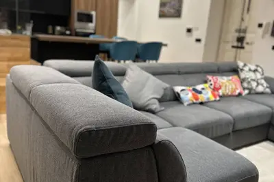 Image de 2br Apt w/ Hot Tub & Garden, City Views & Playroom\n