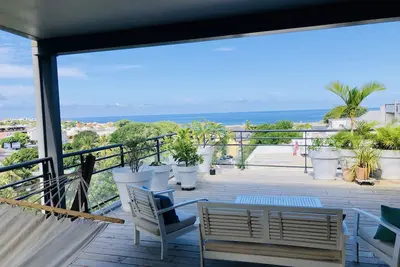 Saint Pierre Centre, grand appartement vaste terrasse avec superbe vue mer