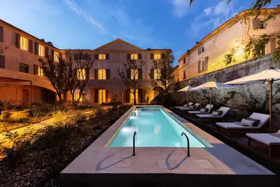 Image de Maison de maître en Provence avec 2 piscines, jardin et salle de sport.