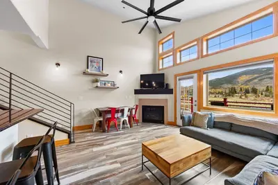 Image de Luxury Condo w/ 2 Private Balconies, Stunning Mountain Views & Natural Light!