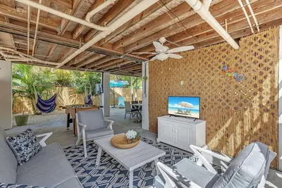 Casa de Playa! Cozy tropical getaway, sleep 8!