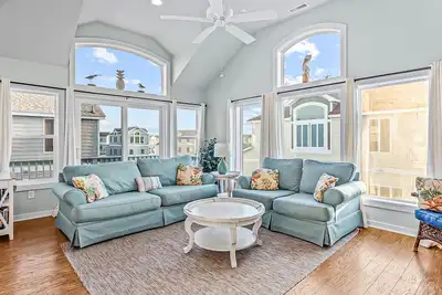 Image de Beautiful home in a quaint location with pool access, enclosed yard, & hot tub