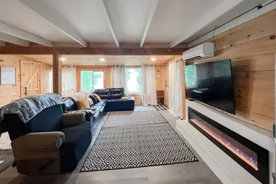 Image de Updated waterfront cabin with fireplace, grill, and internet - dog-friendly