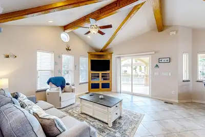 Image de Single-level waterfront retreat with a furnished patio, Ac, & washer/dryer