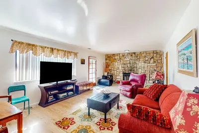 Image de Sunny home near downtown with patio, fireplace, grill, washer/dryer, & Roku