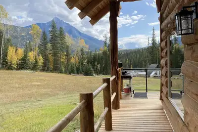 Field of Dreams, the brand new log cabin retreat w/ spectacular mountains views!
