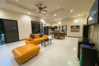 Image de A nice and quiet villa in chonburi. Close to Bangsare beach. (Pet friendly)