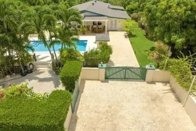 Image de Serene 3 Bedroom Home with Saltwater Pool & Gardens