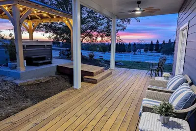 Image de Country Farmhouse on Wine Trail Hot Tub & Pool Table