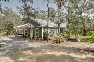 Image de Charming Darien Hideaway w/ Porch, Near Downtown!