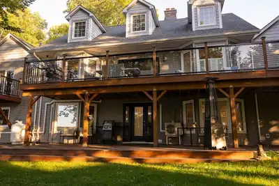 Image de Incredible Waterfront Property in the City, Trail, Boat-in/out, View, Fire Table