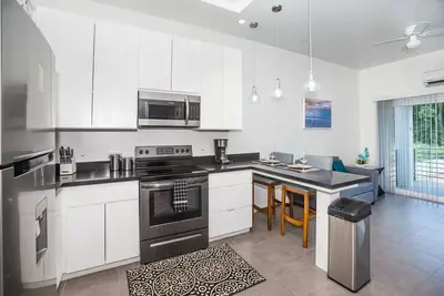 Image de New modern condo 3 minute walk to West Bay Beach