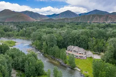 Image de Luxurious Riverfront retreat- fishing, skiing, hiking, biking at your doorstep