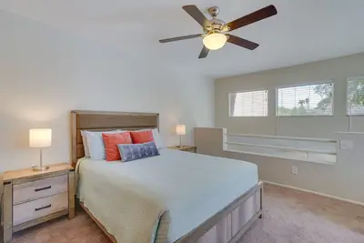 Image de Tranquil & bright loft-style townhouse near Sabino Canyon!