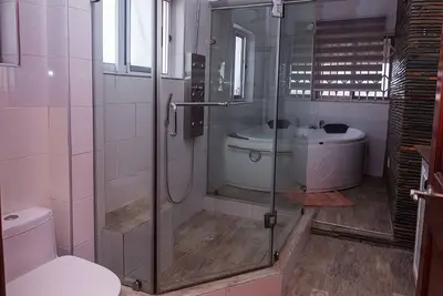 Image de Your Charming Home Just 10 Minutes from the Beach. \n\n