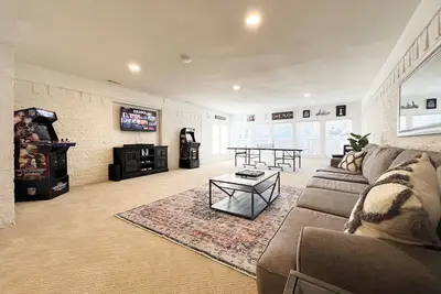 Pet Friendly 5-bedroom + Hot Tub