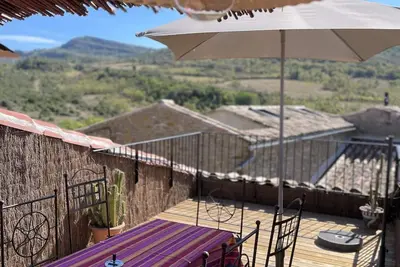 Image de Grande maison de village avec terrasse panoramique