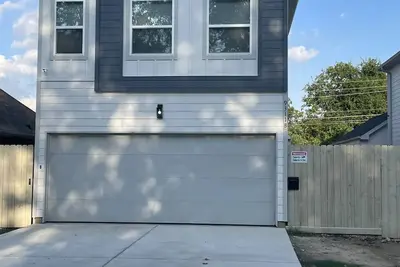 Image de Medical Center South 2Bdr 2 Bth 2 Car garage w/ 1 bdrm on 1st floor