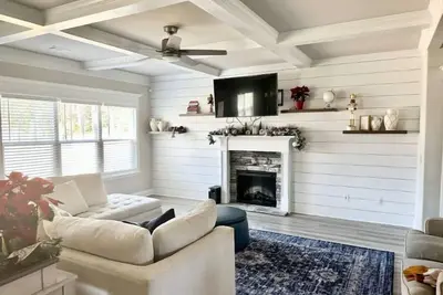 Image de Spacious & Cozy Masters Rental!