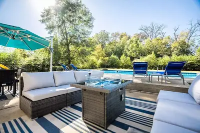 Image de Pool Oasis w/ King Bed & Firepit\n