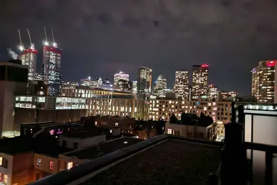 Image de Penthouse Centre ville, 1 Chambre avec den vue incroyable de la ville.